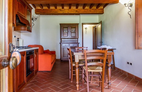 La Pesta Apartment | Apartment 'Casa Vacanza Il Carpignone 2' with Lake View, Pool and Garden