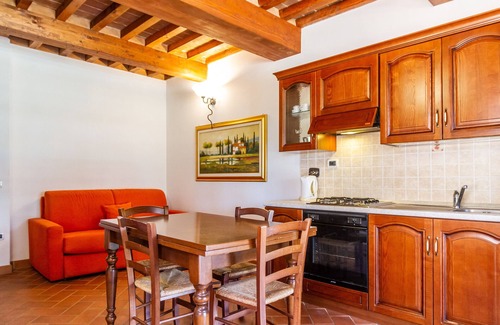 La Pesta Apartment | Apartment "Casa Vacanza Il Carpignone 5" with Lake View, Shared Pool and Garden