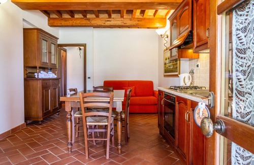 La Pesta Apartment | Apartment "Casa Vacanza Il Carpignone 5" with Lake View, Shared Pool and Garden