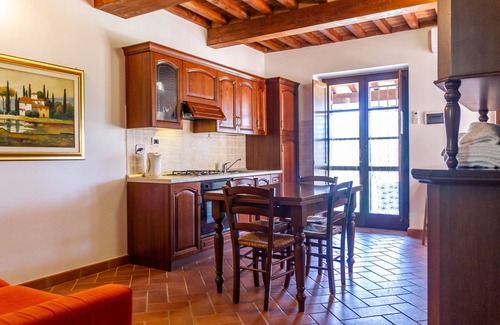 La Pesta Apartment | Apartment "Casa Vacanza Il Carpignone 5" with Lake View, Shared Pool and Garden