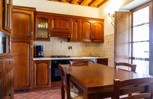 La Pesta Apartment | Apartment "Casa Vacanza Il Carpignone 7" with Lake View and Garden