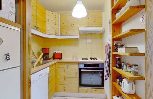 Forville Apartment | Apartment "Charmant dans Chalet" with Mountain View, Private Terrace & Wi-Fi