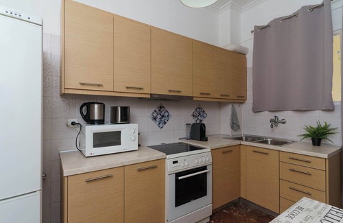 Aigaleo Apartment | Apartment 'Chris with A Veranda' with Shared Terrace, Wi-Fi and Air Conditioning
