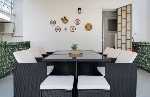 Aigaleo Apartment | Apartment 'Chris with A Veranda' with Shared Terrace, Wi-Fi and Air Conditioning