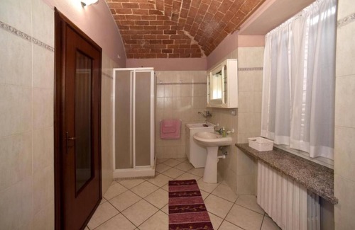 Castell'Alfero Apartment | Apartment 'Country House Bea' with Shared Pool, Shared Garden and Wi-Fi