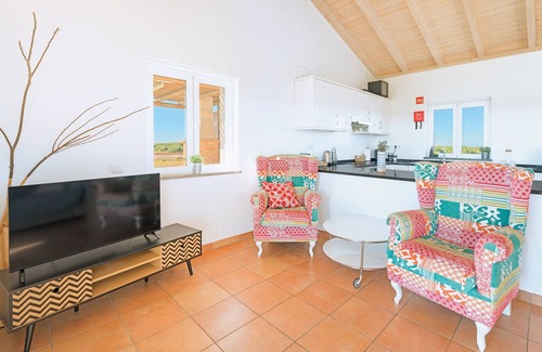 Cavaleiro House | Apartment 'Courela da Serva' with Sea View, Shared Pool and Wi-Fi Access