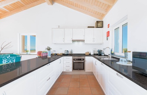 Cavaleiro House | Apartment 'Courela da Serva' with Sea View, Shared Pool and Wi-Fi Access