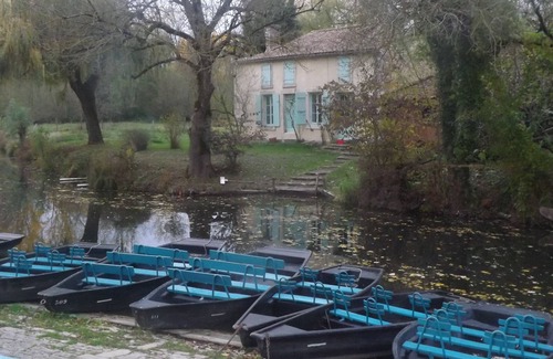 Fontenay-le-Comte Apartment | APARTMENT DOOR Marais Poitevin (MARINE-CULTURE-HISTORY)