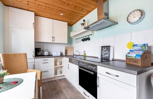 Meldorf Apartment | Apartment 'Doppelhaushälfte Ida' with Private Terrace, Shared Garden and Wi-Fi