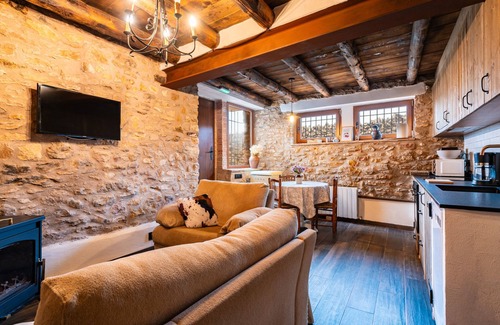 Vilafranca House | Apartment 'El Nido' with Mountain Views, Private Terrace and Private Garden