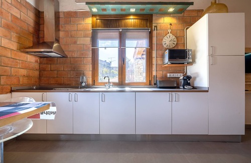 Conesa Apartment | Apartment 'El Clos 4' with Private Terrace, Shared Garden and Wi-Fi