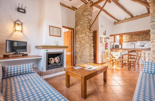 La Zubia Apartment | Apartment 'El Granero' with Mountain Views, Shared Pool and Wi-Fi