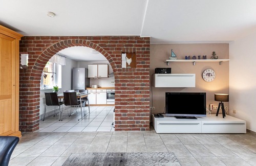 Norddeich Apartment | Apartment 'Ferienhaus Alter Deich' with Private Terrace, Private Garden and Wi-Fi