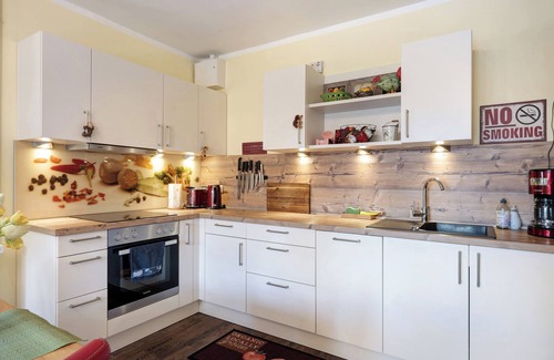 Elpersbuttel Apartment | Apartment 'Ferienwohnung Südermarsch' with Private Terrace, Shared Garden and Wi-Fi