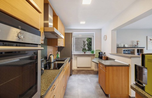 Pommelsbrunn Apartment | Apartment 'Ferienwohnung Högenbachtal' with Private Terrace, Private Garden and Wi-Fi