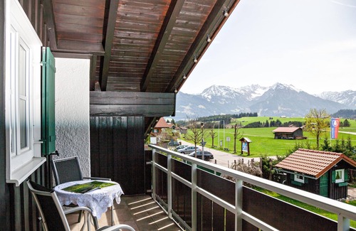 Bolsterlang Apartment | Apartment 'Ferienwohnung Braun' with Mountain View, Balcony and Wi-Fi