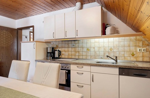 Kirchzarten Apartment | Apartment 'Ferienwohnung Lavendel' with Mountain View, Shared Terrace and Wi-Fi