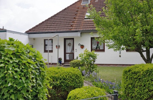 Wesselburen Apartment | Apartment 'Ferienwohnung 2' with Shared Garden and Wi-Fi