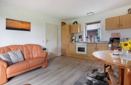 Hillgroven Apartment | Apartment 'Ferienwohnung Achtern Diek' with Private Terrace, Shared Garden and Wi-Fi