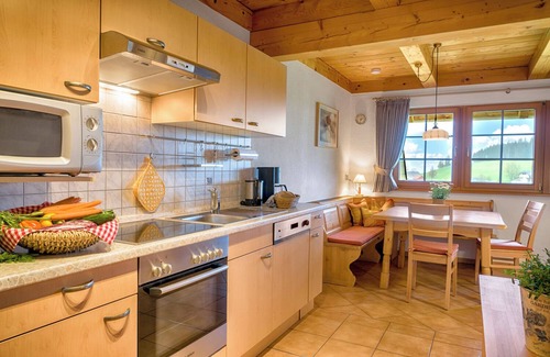 Breitnau Apartment | Apartment 'Ferienwohnung Storchennest' with Mountain View, Shared Garden and Wi-Fi