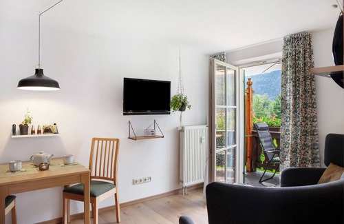Muhldorfl Apartment | Apartment 'Ferienwohnung Reschbergwies'n' with Mountain View, Balcony and Wi-Fi