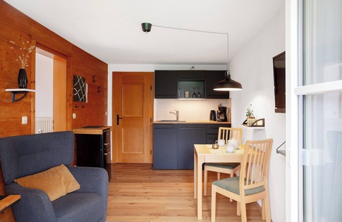 Muhldorfl Apartment | Apartment 'Ferienwohnung Reschbergwies'n' with Mountain View, Balcony and Wi-Fi