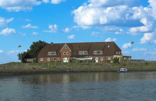 Hallig Langeneß Apartment | Apartment 'Ferienwohnung Amrum' with Sea View, Shared Terrace and Wi-Fi