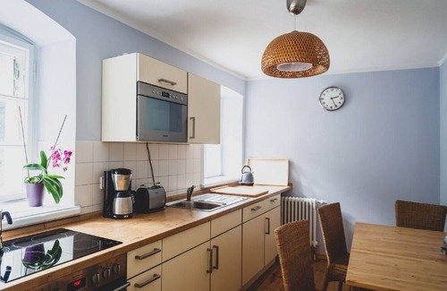 Dahlem Apartment | Apartment 'Ferienwohnung Jagdschloss Grunewald' with Shared Garden and Wi-Fi