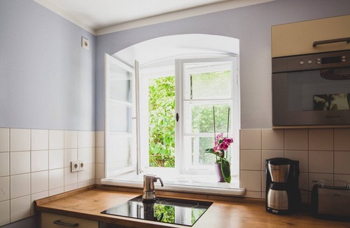 Dahlem Apartment | Apartment 'Ferienwohnung Jagdschloss Grunewald' with Shared Garden and Wi-Fi
