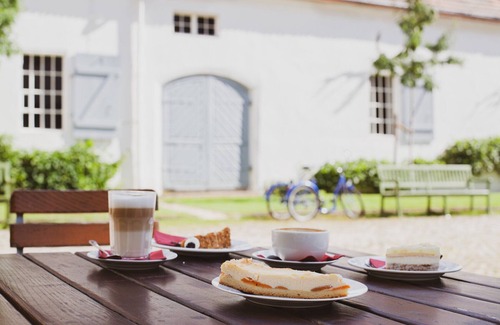 Dahlem Apartment | Apartment 'Ferienwohnung Jagdschloss Grunewald' with Shared Garden and Wi-Fi
