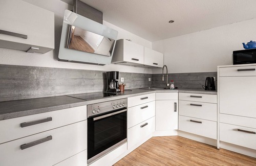 Viol Apartment | Apartment 'Ferienwohnung Stilvoll' with Private Garden, Balcony and Wi-Fi
