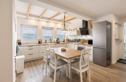 Braunsbedra Apartment | Apartment 'FeWo Landblick Geiseltal' with Shared Garden, Wi-Fi and Air Conditioning