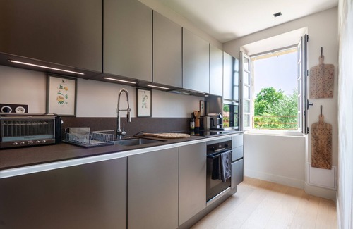 Chateauneuf-le-Rouge Apartment | Apartment 'Chateau En Provence' with Wi-Fi and Air Conditioning