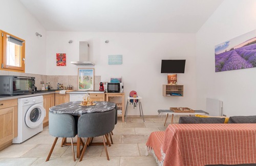 Croagnes Apartment | Apartment 'Le Petit Écureuil' with Shared Pool, Private Terrace and Wi-Fi