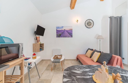 Croagnes Apartment | Apartment 'Le Petit Écureuil' with Shared Pool, Private Terrace and Wi-Fi