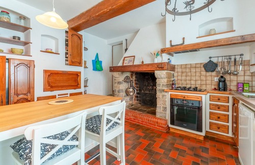 Rasteau Apartment | Apartment 'Gîte Coté Mûrier' with Shared Pool, Private Terrace and Wi-Fi