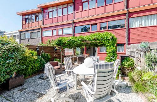 Zandvoort Apartment | Apartment Garden & Bed
