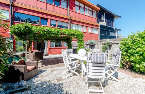 Zandvoort Apartment | Apartment Garden & Bed