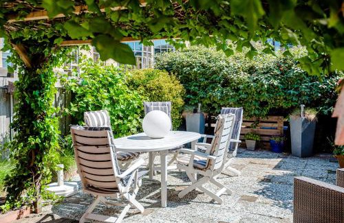 Zandvoort Apartment | Apartment Garden & Bed