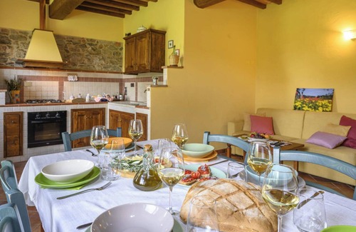 Pomarance Apartment | Apartment 'Granaio' with Shared Pool, Private Garden and Wi-Fi