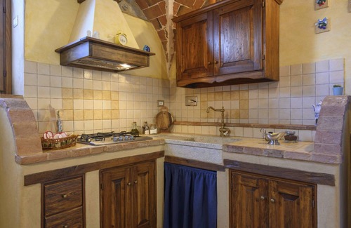 Pomarance Apartment | Apartment 'Granaio' with Shared Pool, Private Garden and Wi-Fi