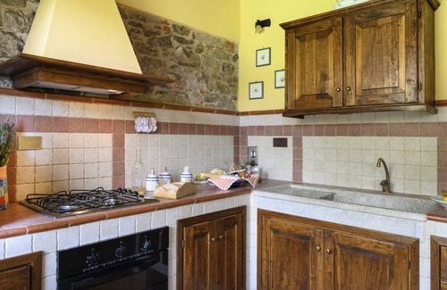 Pomarance Apartment | Apartment 'Granaio' with Shared Pool, Private Garden and Wi-Fi