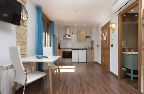 Daroca Apartment | Apartment 'Halima' with Balcony, Wi-Fi and Air Conditioning