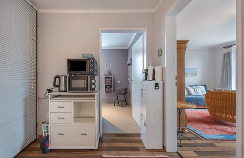 Brunsbuttel Apartment | Apartment 'Haus Erika' with Shared Terrace, Shared Garden and Wi-Fi