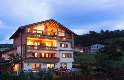 Albions Apartment | Apartment "Haus Sonnegg - Panorama Suite" with Mountain View, Wi-Fi, Terrace & Garden