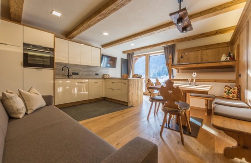 Prateria Apartment | Apartment “Hofchalet Berg - Örlerhof” with Mountain View, Wi-Fi, Jacuzzi, Sauna, Garden & Terrace