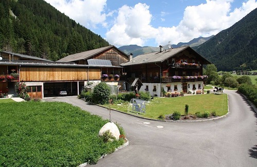 Prateria Apartment | Apartment “Hofchalet Blume - Örlerhof” with Mountain View, Sauna, Garden & Terrace