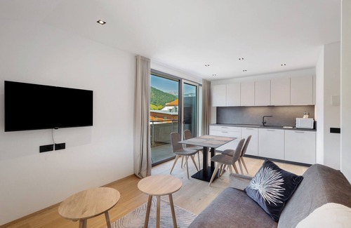 Villabassa Apartment | Apartment "Hofer Heidi" with Mountain View, Wi-Fi, Balcony and Garden