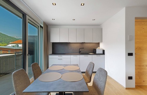 Villabassa Apartment | Apartment "Hofer Heidi" with Mountain View, Wi-Fi, Balcony and Garden