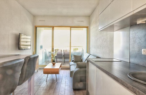 Villeneuve Loubet Beach Apartment | Apartment hotel Luxe vue mer à 100 mètres des plages étage 8